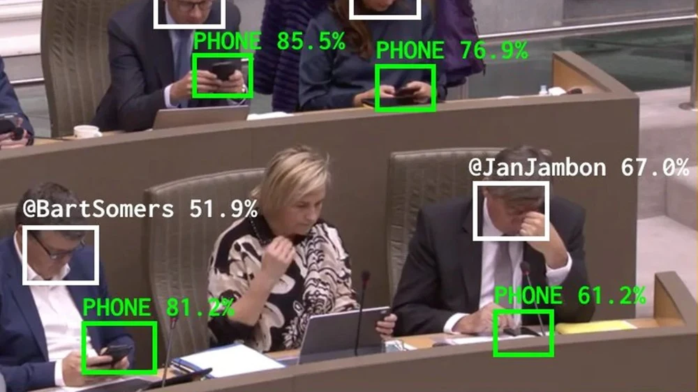 Bot AI sprawdza, jak dużo czasu politycy spędzają w smartfonach Bot AI sprawdza, jak dużo czasu politycy spędzają w smartfonach