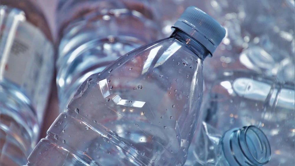 Ten nowatorski plastik samodzielnie rozpada się w ciągu tygodnia Ten nowatorski plastik samodzielnie rozpada się w ciągu tygodnia