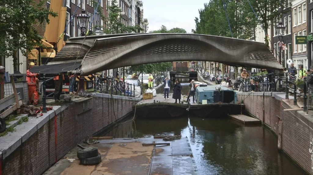 W Amsterdamie stanął pierwszy na świecie stalowy most wydrukowany w 3D [WIDEO]