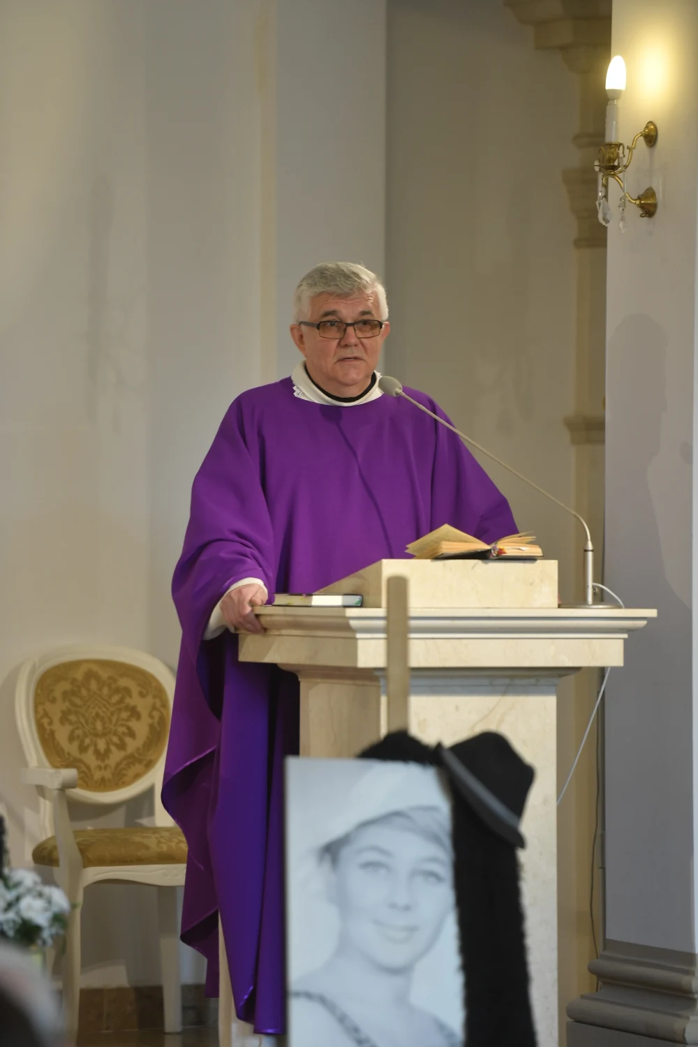 Ksiądz Andrzej Luter na pogrzebie Krystyny Kołodziejczyk i Wiesława Szyszko.