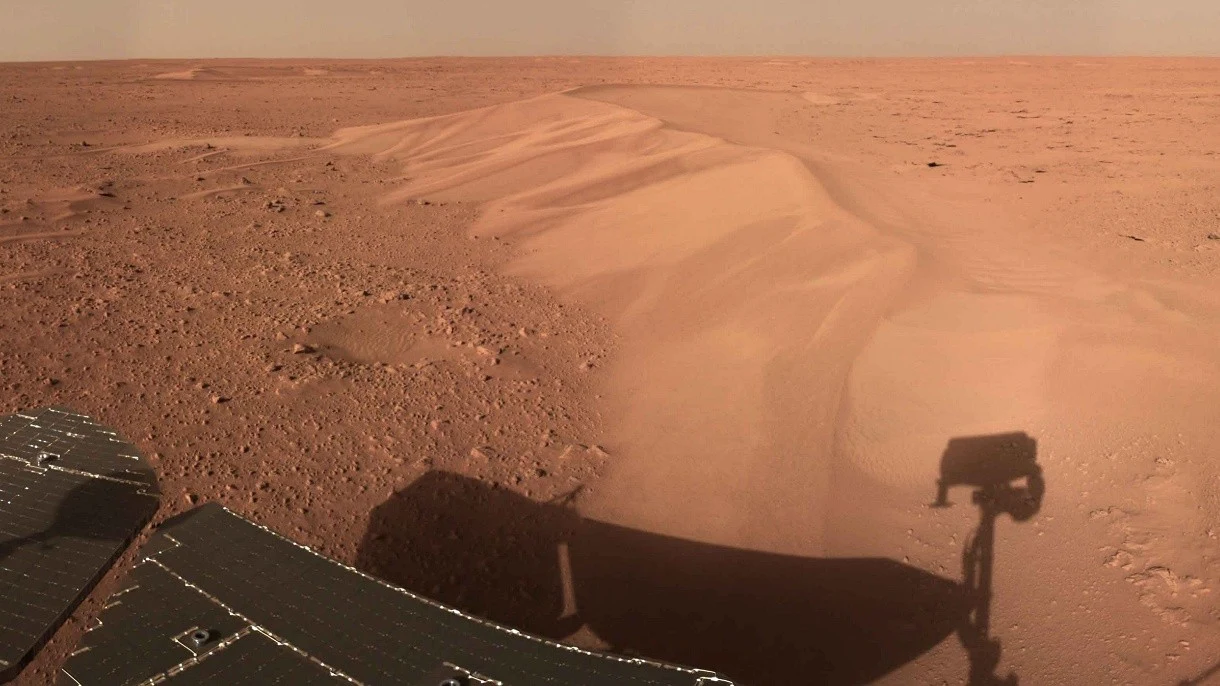 Chiński łazik Zhurong wykonał pierwszą dużą panoramę Marsa. Zobacz ją Chiński łazik Zhurong wykonał pierwszą dużą panoramę Marsa. Zobacz ją