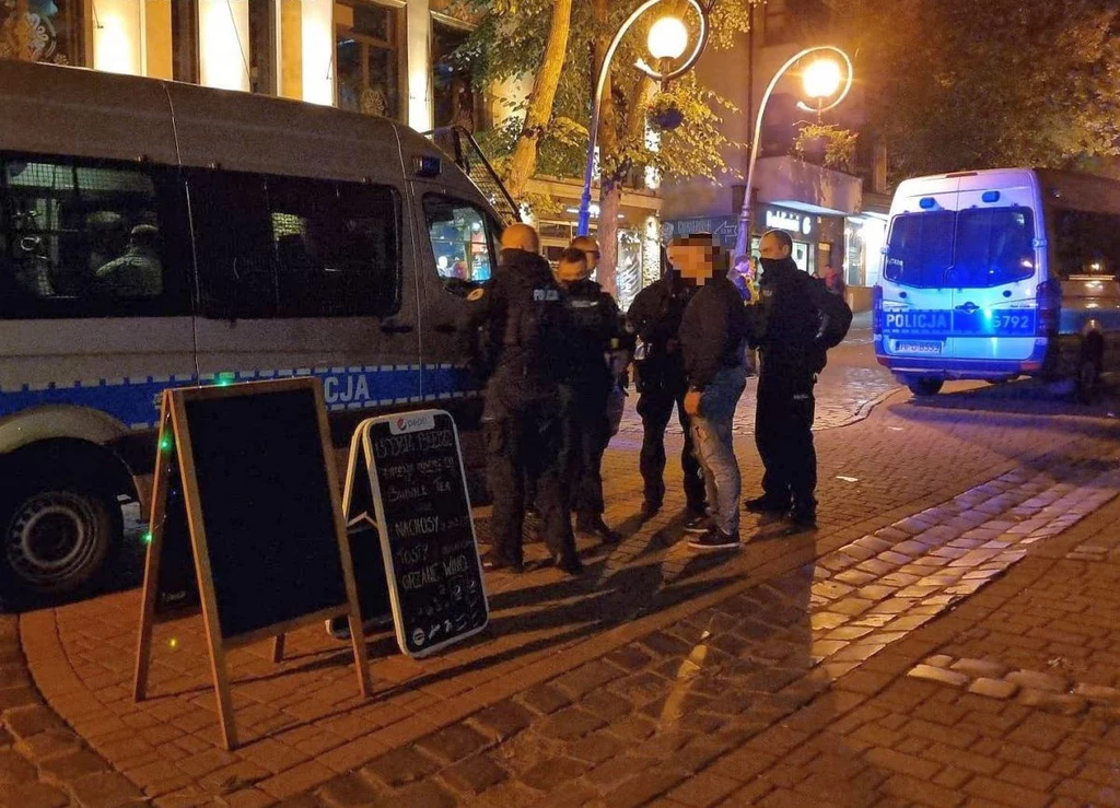 Napastnik nie potrafił wyjaśnić swojego zachowania i powodu, dla którego uderzył obcego mężczyznę Napastnik nie potrafił wyjaśnić swojego zachowania i powodu, dla którego uderzył obcego mężczyznę
