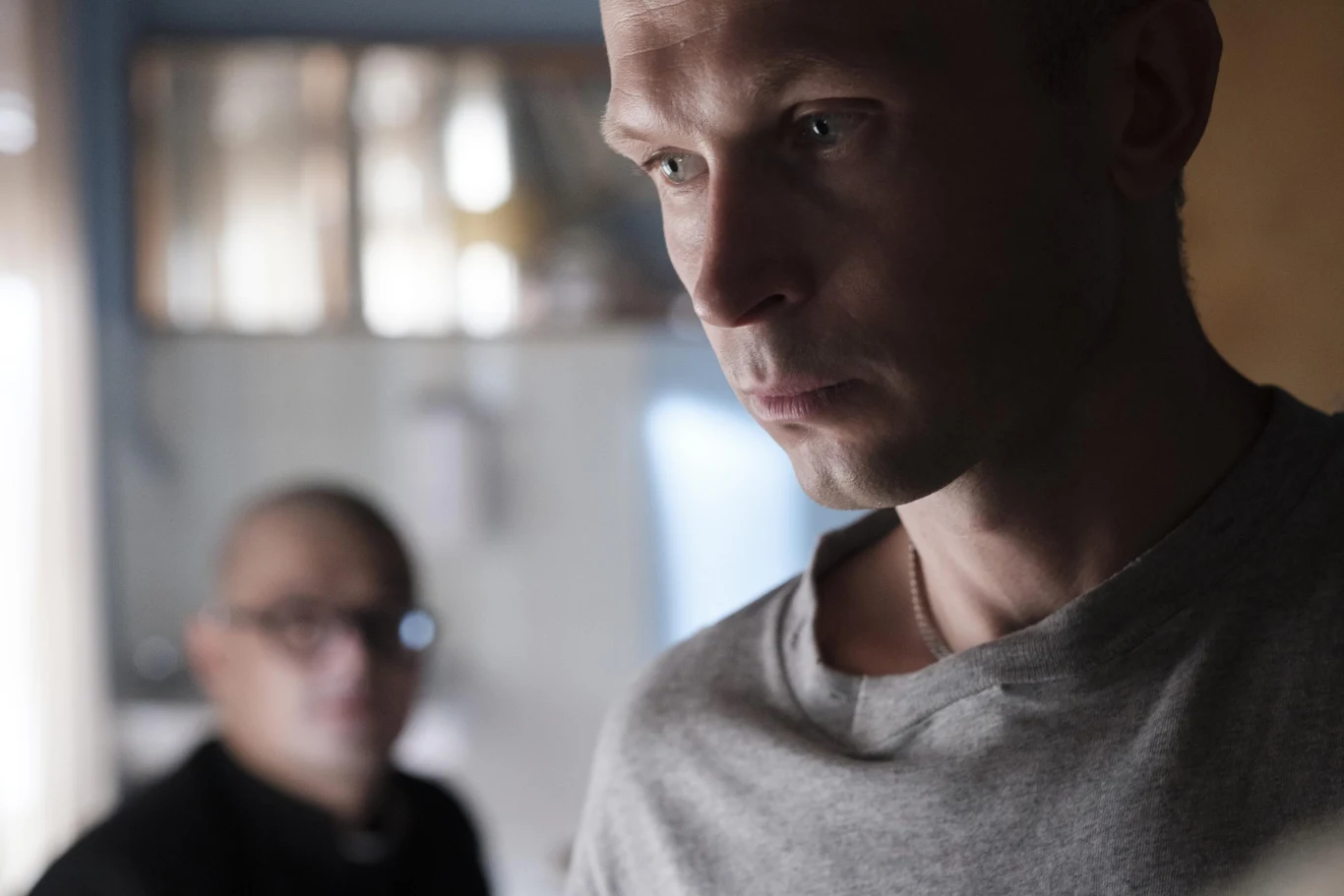 Patryk włamuje się do domku w małym mieście. Wyrok sądu nakazuje mu prace społeczne w puckim hospicjum, gdzie poznaje niezwykłego ks. Jana Kaczkowskiego. Duchowny angażuje młodych chłopaków z zawodówki, na pozór twardych buntowników, w pomoc śmiertelnie chorym. W swojej pracy skupia się na bliskości, czułości i walce o relacje z drugim człowiekiem. Uczy empatii. A czyni to z hurtową ilością humoru, czym zyskuje ogromną popularność. Niedługo później Jan sam staje się pacjentem swojego hospicjum. Patryk zostaje postawiony w sytuacji, która zmieni całe jego życie.   