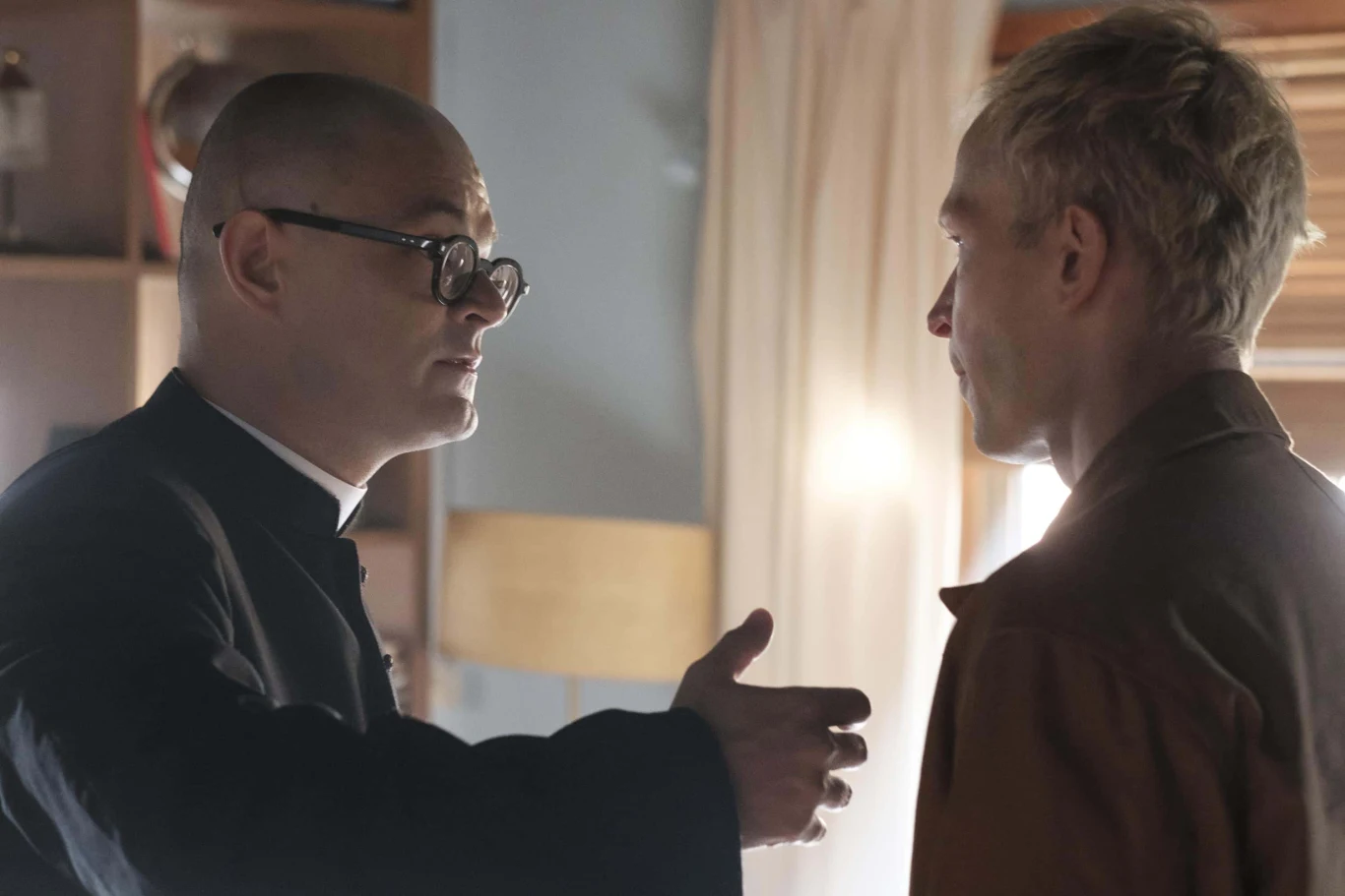 – To nie jest opowieść o budowaniu hospicjum ani historia walki ze śmiertelną chorobą. „Johnny” to emocjonalny rollercoaster, który na przemian bawi i wzrusza, przeraża i rozczula. Fabuła przeprowadza nas od skrajnie mrocznych momentów, przez walkę z samym sobą i zewnętrznym światem, aż do znalezienia sensu i nadziei. Emocje będą buzować w widzach nie tylko przez cały seans, ale też wiele godzin po nim – mówi o projekcie reżyser, Daniel Jaroszek.   