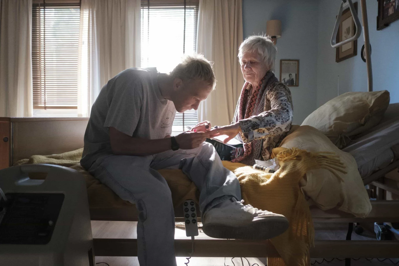  Na ekranie zobaczymy również m.in. Marię Pakulnis, Annę Dymną, Joachima Lamżę i Witolda Dębickiego. Autorem scenariusza jest Maciej Kraszewski, za reżyserię odpowiada Daniel Jaroszek, który do tej pory realizował projekty w branży reklamowej. „Johnny” będzie jego debiutem fabularnym. Daniel jest posiadaczem trzech mieczy KTR za projekty realizowane z Papaya Films.

Premiera kinowa planowana jest na jesień 2022 roku.  