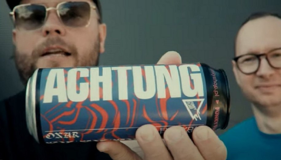 Onar promuje piwo Achtung. Piwo Achtung promowane przez rapera Onar.