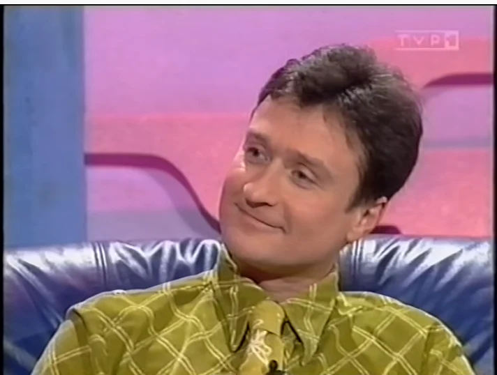 Jacek Kawalec jako prowadzący program "Randka w ciemno" w 1997 roku (screen YouTube)
