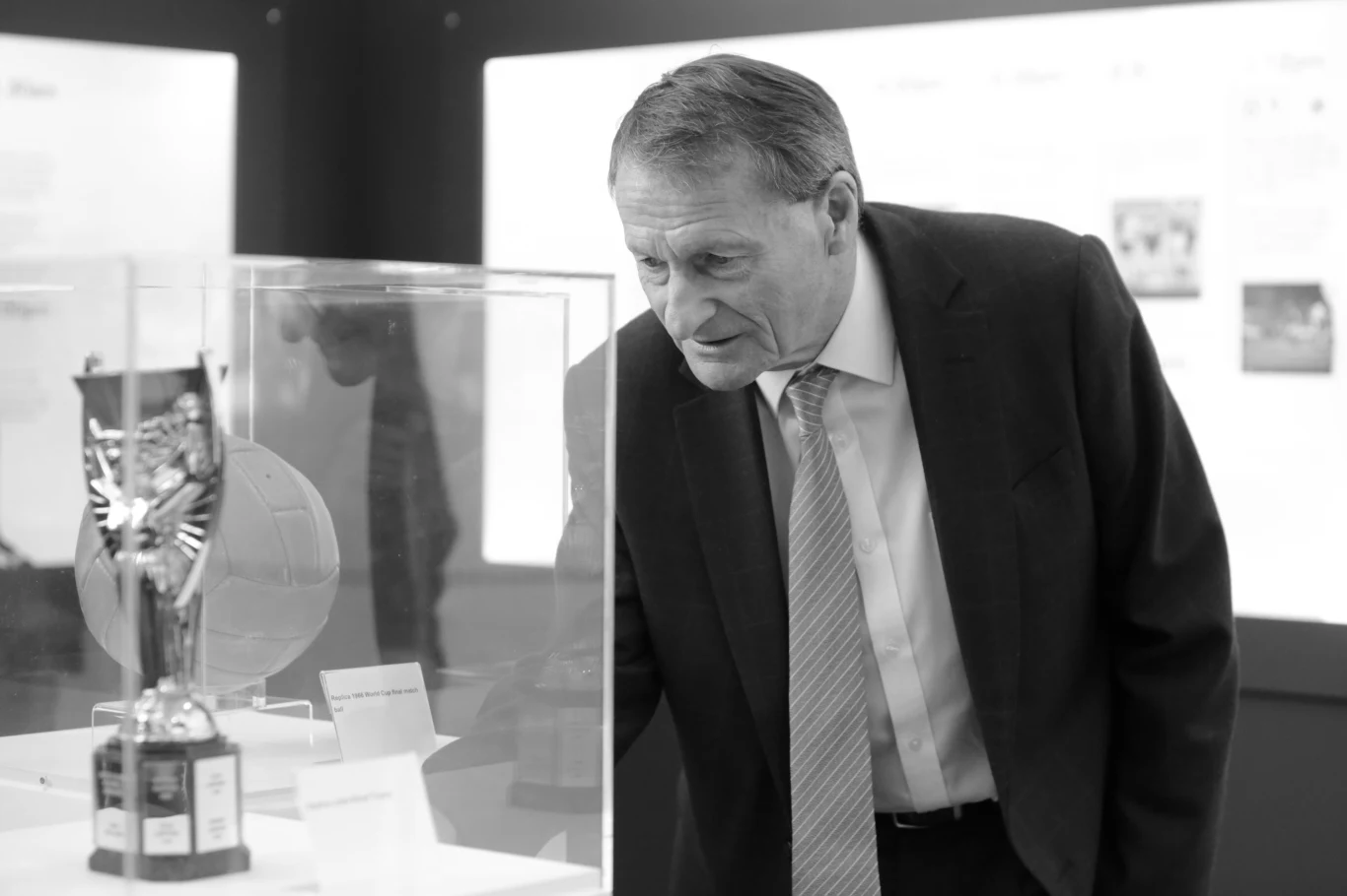 Roger Hunt 20.07.1938 - 27.09.2021 To wielka postać w historii Liverpoolu oraz reprezentant Anglii, z którą zdobył mistrzostwo świata w roku 1966. W 492 meczach dla "The Reds" strzelił łącznie 285 goli, co daje mu tytuł drugiego najbardziej bramkostrzelnego gracza w historii tego zespołu - wyprzedza go jedynie Ian Rush.