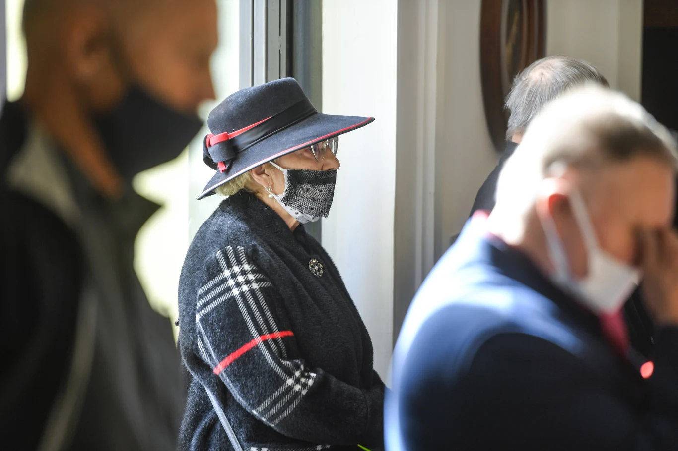 Emilia Krakowska na pogrzebie Krystyny Kołodziejczyk i Wiesława Szyszko.