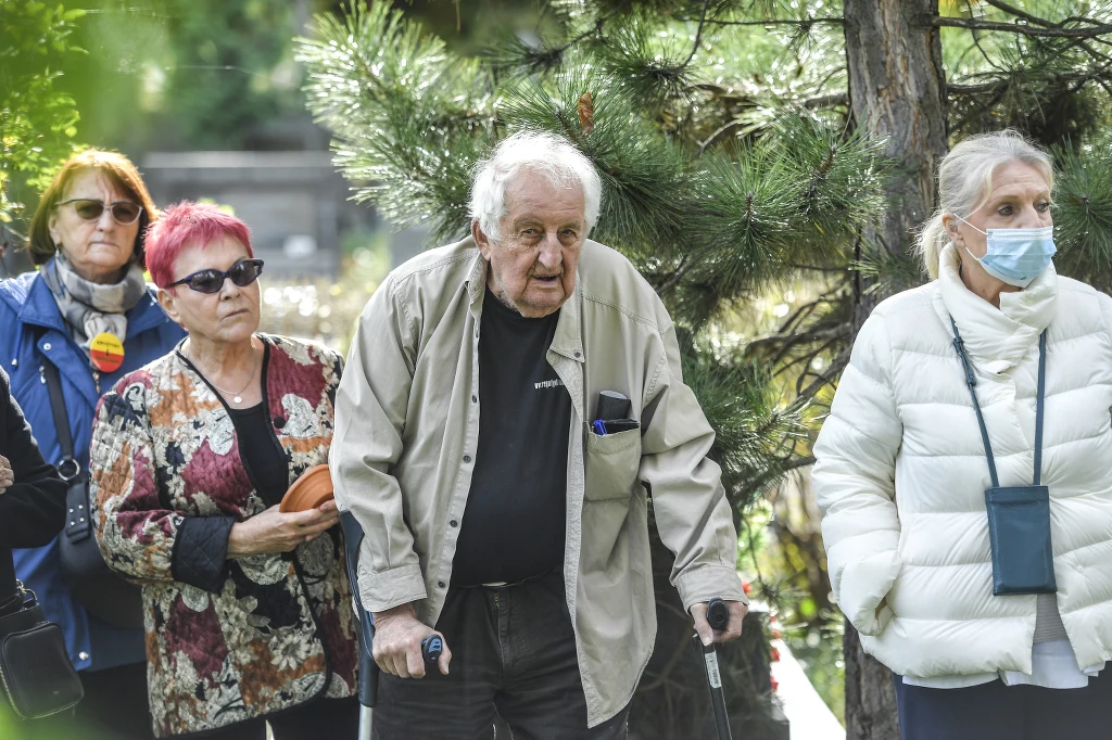 Jerzy Iwaszkiewicz na pogrzebie Krystyny Kołodziejczyk i Wiesława Szyszko.