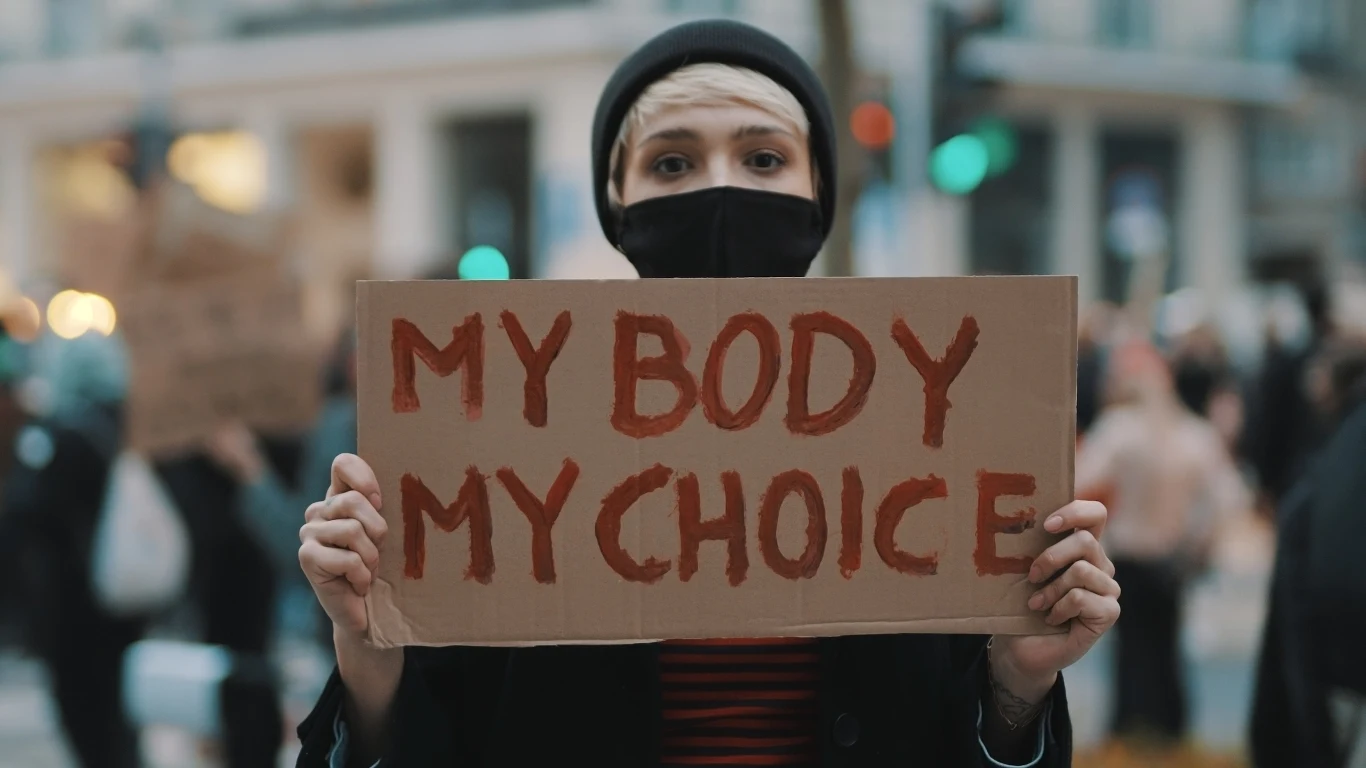 Zgodnie z nowym prawem, organizacje działające na rzecz zmiany decyzji kobiet planujących aborcję, mają być pozbawiane subsydiów z kasy miejskiej