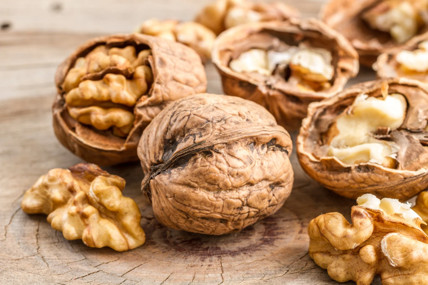 Orzechy włoskie warto dodawać nie tylko do owsianki i ciast, ale też do masy na mielone. Orzechy włoskie warto dodawać nie tylko do owsianki i ciast, ale też do masy na mielone.