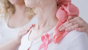 Rak piersi początkowo nie daje żadnych objawów; guz w piersi wyczuwalny staje się dopiero z czasem