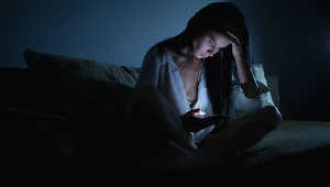 Trudno się powstrzymać, ale warto. Niebieskie światło utrudnia zasypianie i pogarsza jakość snu
