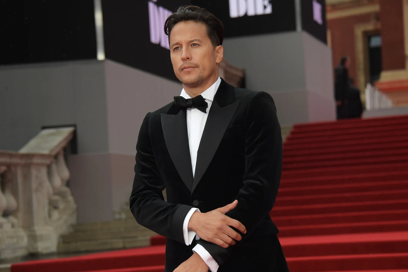 Reżyser Cary Fukunaga zapewnia, że nakręcenie filmu o Bondzie wcale nie jest tak łatwe, jak niektórym mogłoby się to wydawać. "Wszyscy myślą, że kręcenie takich widowisk filmowych idzie jak od linijki. Wciskasz odpowiednie guziki i już widzowie biegną do kin. W rzeczywistości, jeśli chcesz nakręcić dobry film, musisz potraktować to na serio. Musisz włożyć w niego dużo samego siebie. Potrzeba dużo uzdolnionych ludzi, żeby stworzyć takie filmy. Podobnie jest z tworzeniem postaci, które zostaną w świadomości widza na dłużej" - powiedział reżyser.
