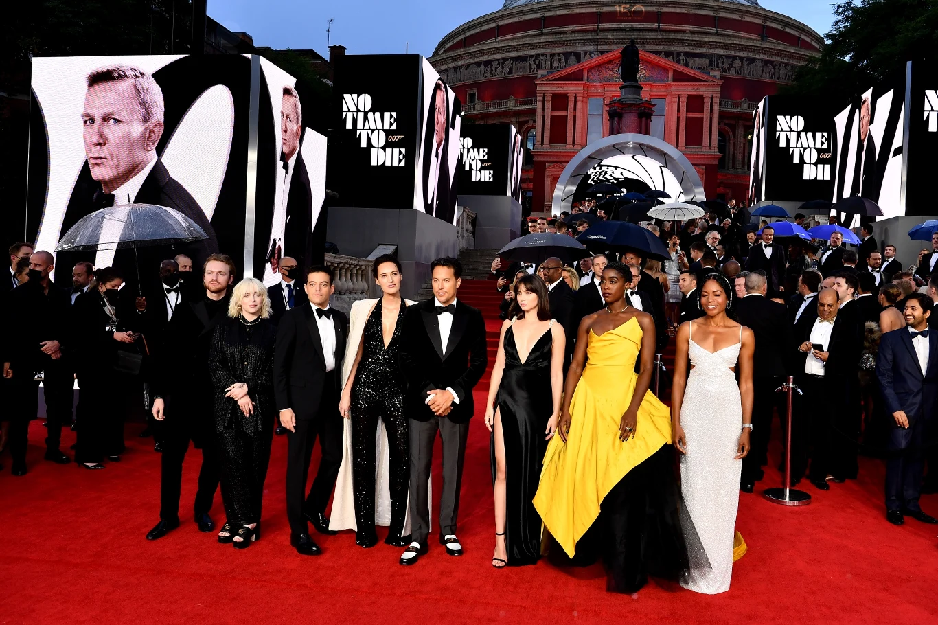 W obsadzie "Nie czas umierać" ("No Time To Die") znaleźli się aktorzy z "bondowskiej rodziny": Ralph Fiennes, Naomie Harris, Rory Kinnear, Léa Seydoux, Ben Whishaw, Jeffrey Wright i Christoph Waltz, a dołączyli do nich Ana de Armas, Dali Benssalah, David Dencik, Lashana Lynch, Billy Magnussen oraz nagrodzony Oscarem za rolę Freddiego Mercury'ego Rami Malek, który wcielił się w czarny charakter. Na zdjęciu od lewej: Finneas, Billie Eilish, Rami Malik, Phoebe Waller-Bridge, Cary Joji Fukunaga, Ana de Armas, Lashana Lynch i Naomie Harris.