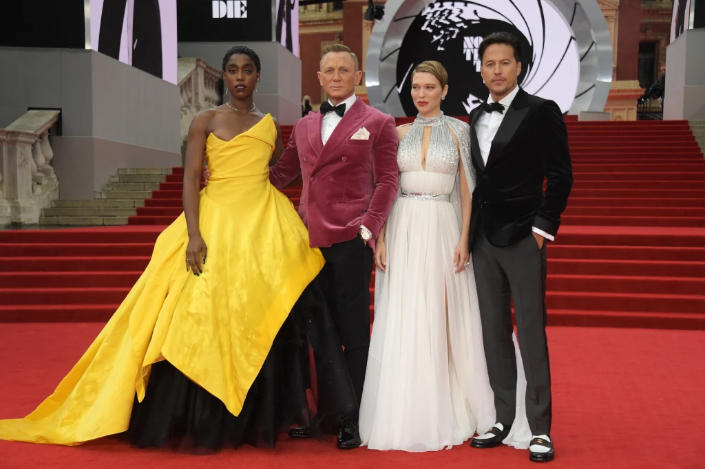 W głównych rolach wystąpili: Daniel Craig, Rami Malek, Léa Seydoux i Lashana Lynch 