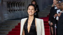 Phoebe Waller-Bridge wybrała na tę wyjątkową okazję nie suknię, a kobiecy kombinezon, który prócz sporego dekoltu, błyszczał się równie mocno, co suknia księżnej Kate. Phoebe postawiła jednak na czerń, a do tego dobrała biały, kontrastujący płaszcz. 