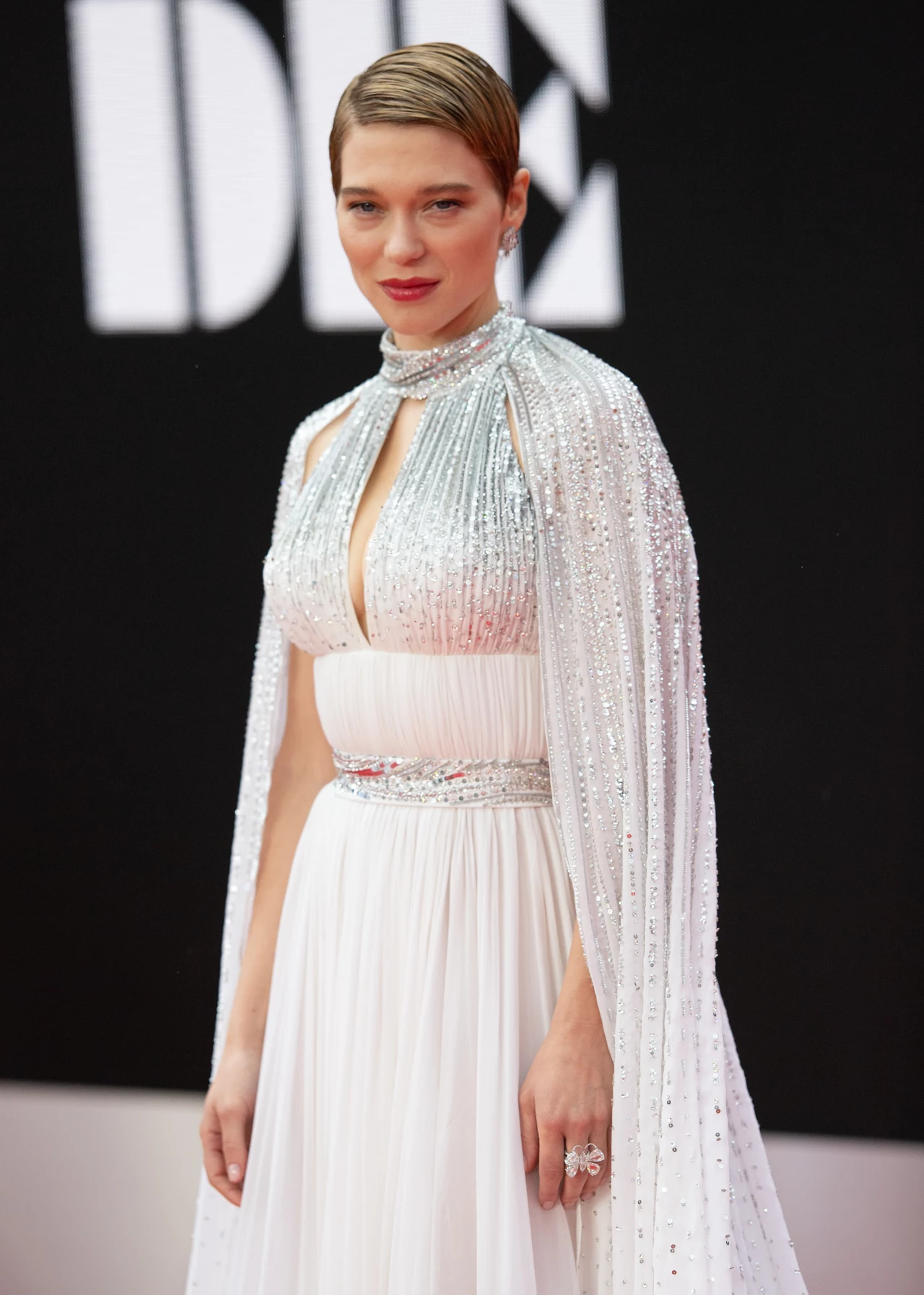 Lea Seydoux mogła spokojnie zostać pomylona z księżną, bo jej kreacja była iście królewska! Biel wysadzana diamentami i cekinami wyglądała niezwykle dostojnie na pięknej Lei. Lea Seydoux mogła spokojnie zostać pomylona z księżną, bo jej kreacja była iście królewska! Biel wysadzana diamentami i cekinami wyglądała niezwykle dostojnie na pięknej Lei.