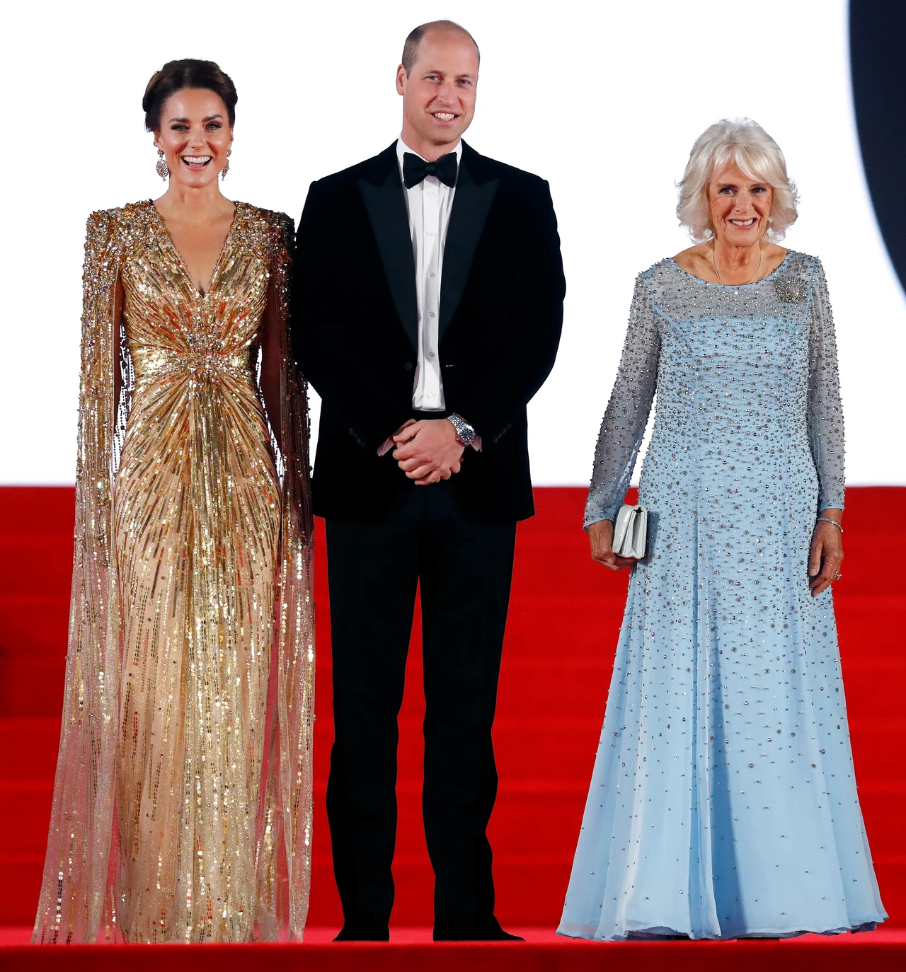 Przykład z Kate wzięła także księżna Camilla. której kreacja również połyskiwała. Co prawda była ona bardziej stonowana i skromniejsza niż ta, którą włożyła na siebie Kate, ale także robiła wrażenie. Podczas tej premiery błysk i blichtr królowały! Przykład z Kate wzięła także księżna Camilla. której kreacja również połyskiwała. Co prawda była ona bardziej stonowana i skromniejsza niż ta, którą włożyła na siebie Kate, ale także robiła wrażenie. Podczas tej premiery błysk i blichtr królowały!