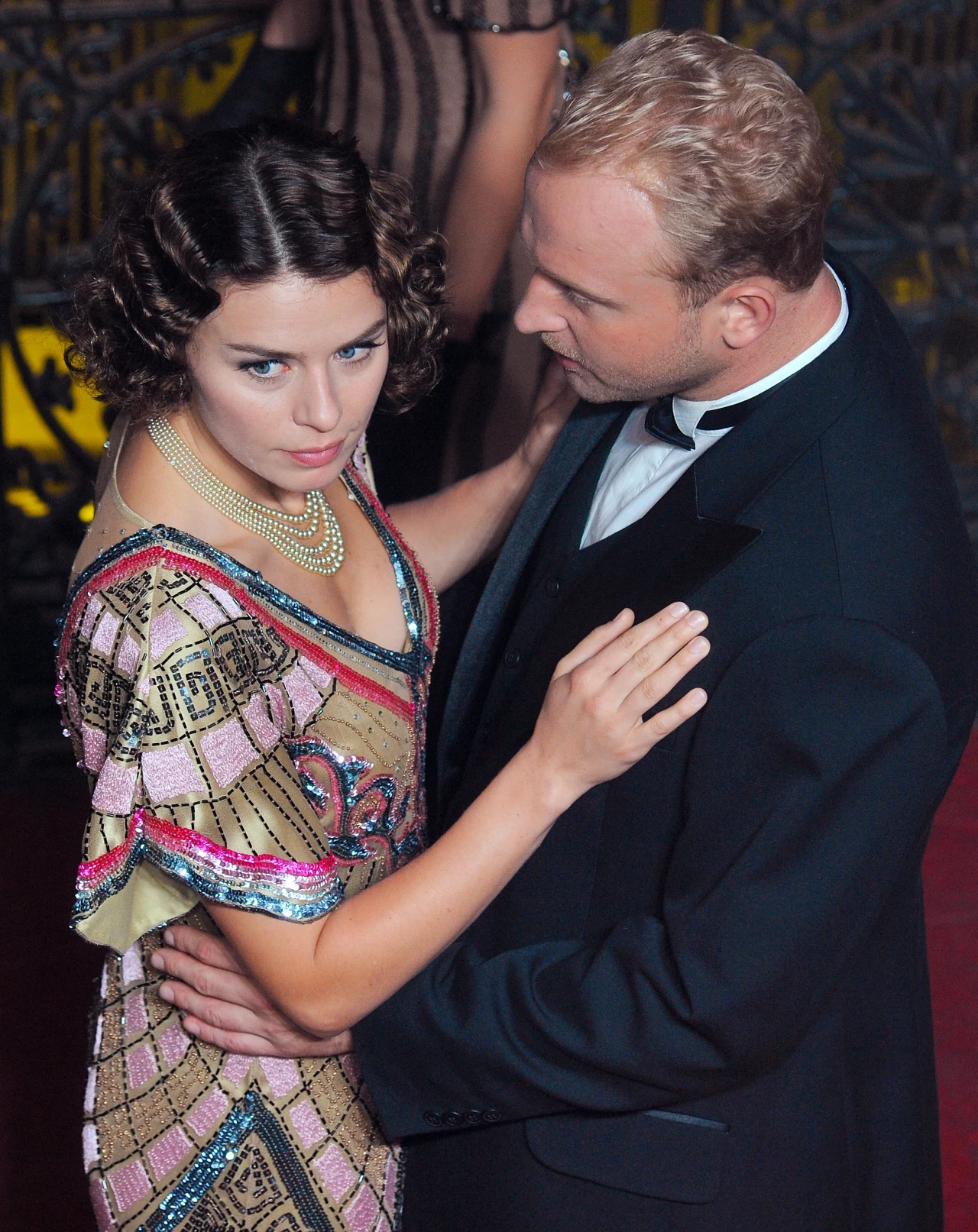 Natasza Urbańska w filmie zagrała przedwojenną artystkę kabaretową Oleńkę. Partnerował jej Borys Szyc.