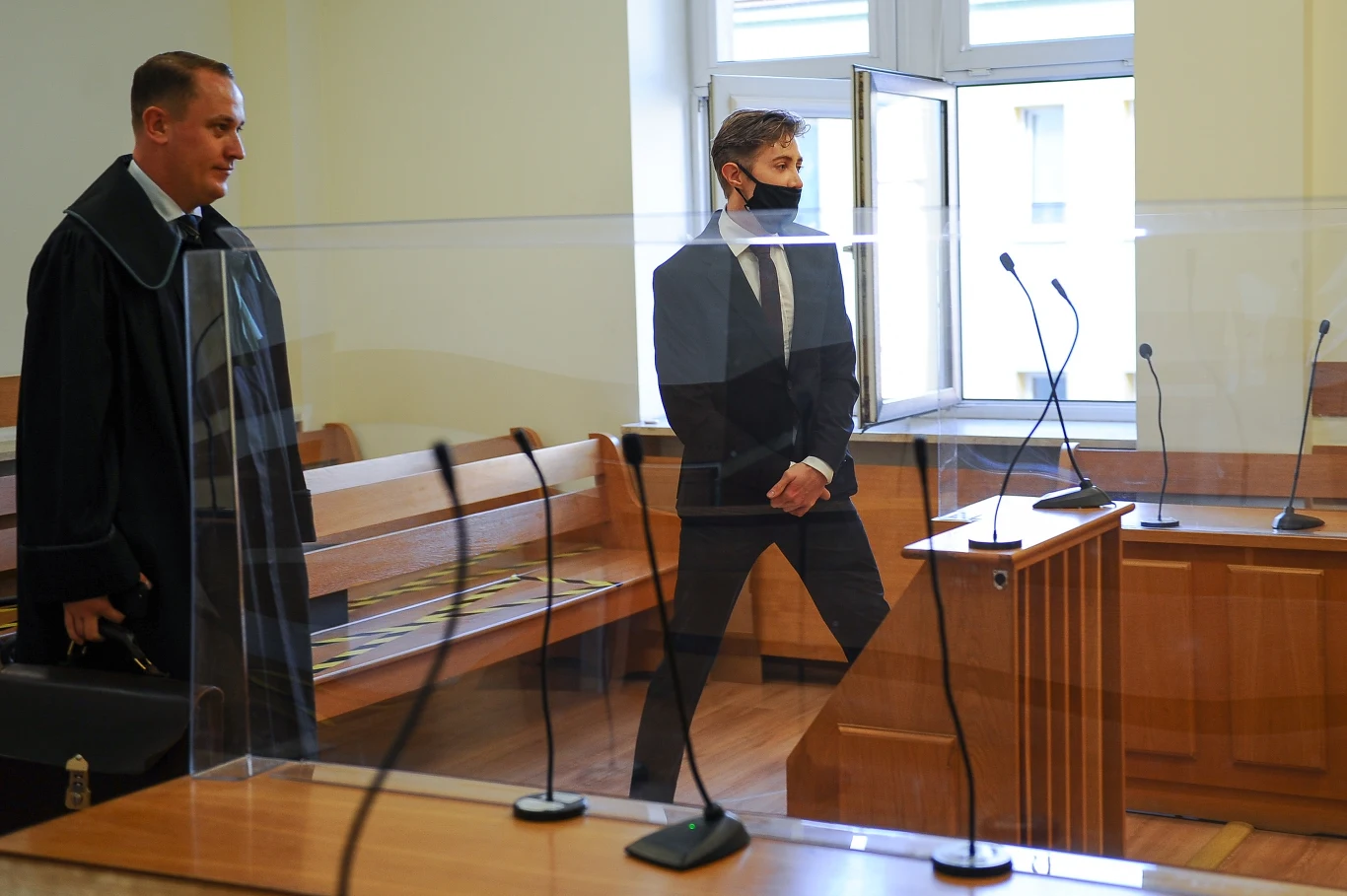 Piotr Kaszubski z adwokatem. 29 września 2021 roku, spotkanie przed pierwszą rozprawą