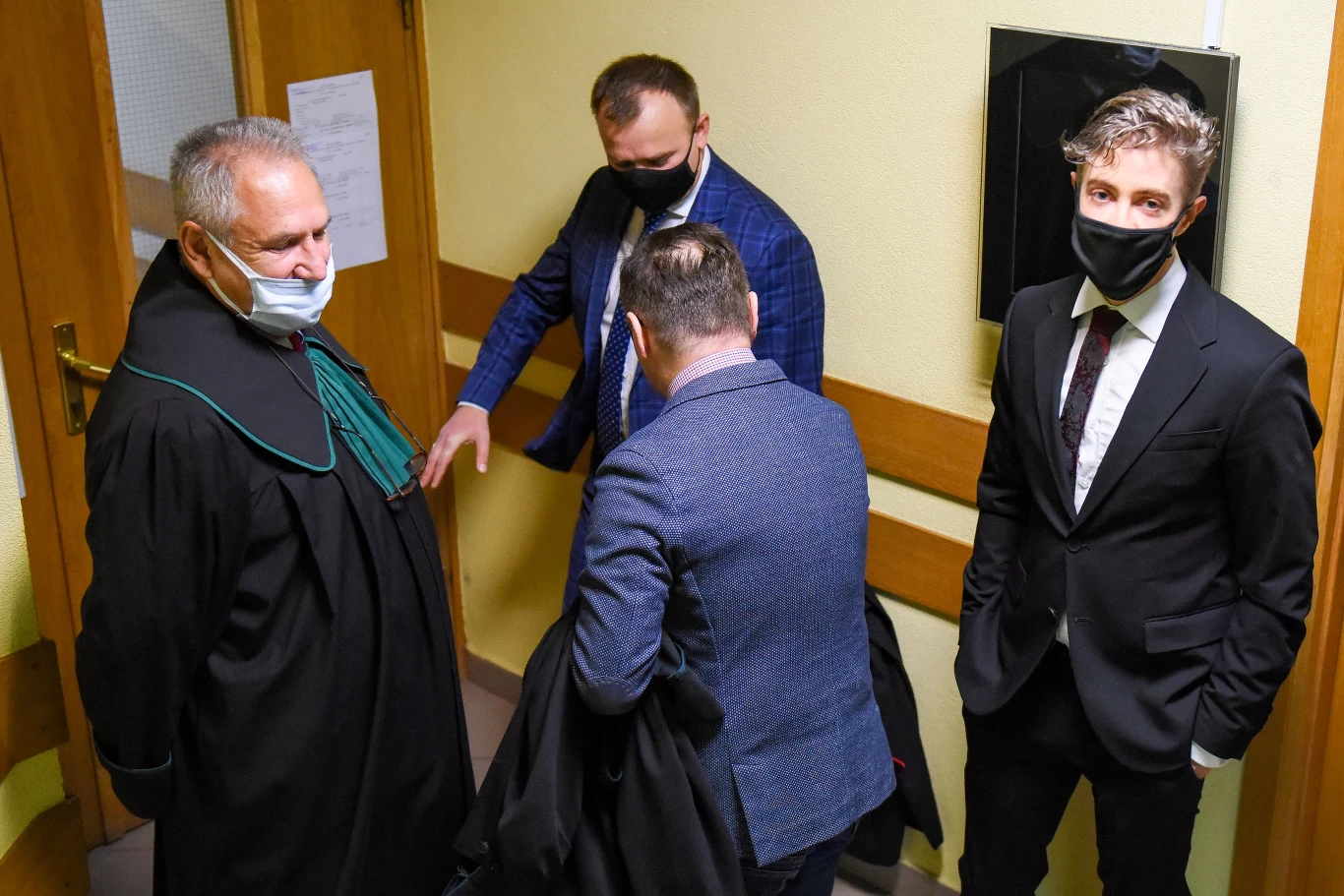 Piotr Kaszubski z adwokatem. 29 września 2021 roku, spotkanie przed pierwszą rozprawą