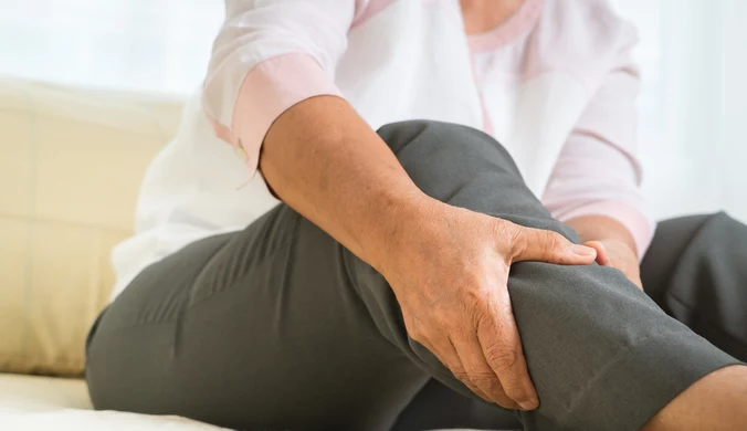 Bóle kości i zmiany sylwetki mogą zwiastować urazy i złamania. Podstępna choroba zagraża zwłaszcza kobietom po menopauzie