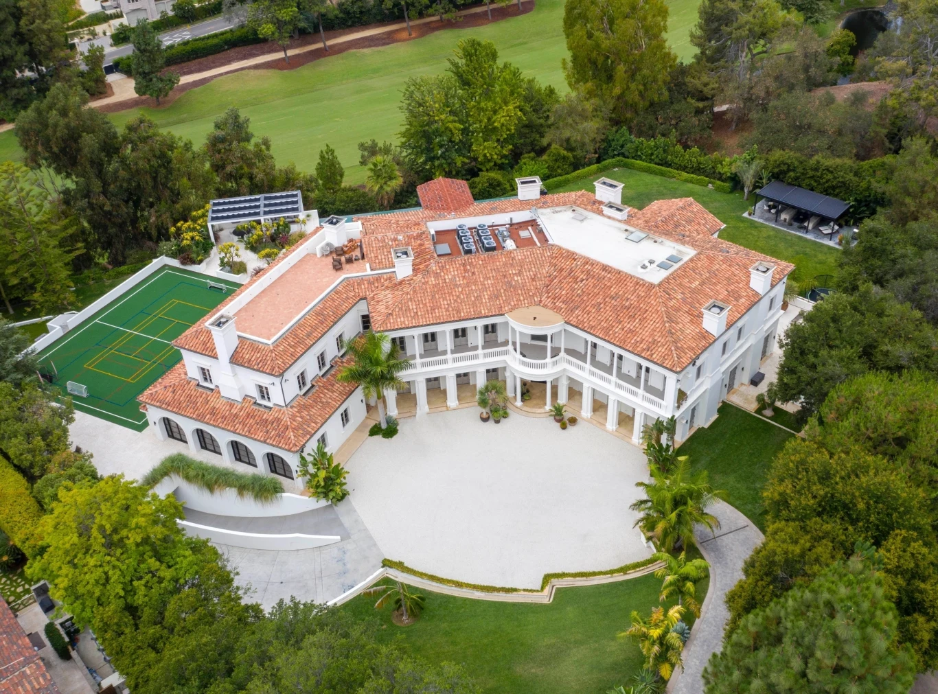 Głośno jest również o jego życiu prywatnym. The Weeknd spotykał się m.in. z Seleną Gomez i Bellą Hadid. Ostatnio łączy się go natomiast z Angeliną Jolie, z którą został przyłapany na randce.