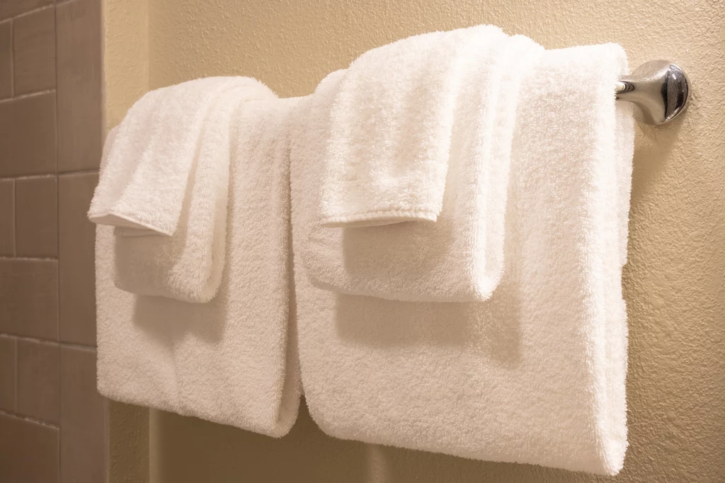Staraj się, by ręczniki należące do różnych osób, nie stykały się ze sobą na wieszaku
