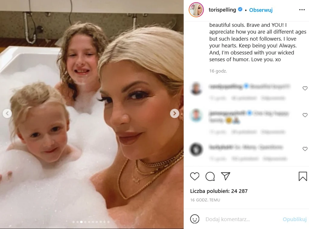 Tori Spelling kąpie się z synami Tori Spelling kąpie się z synami