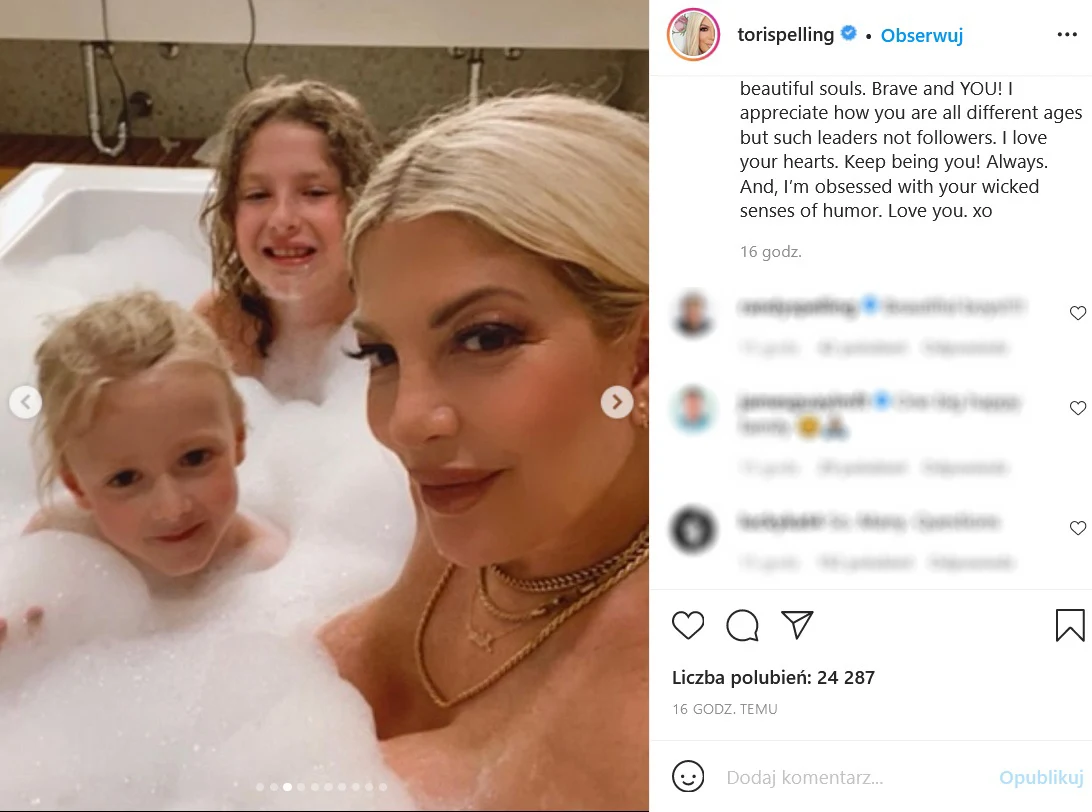 Tori Spelling kąpie się z synami