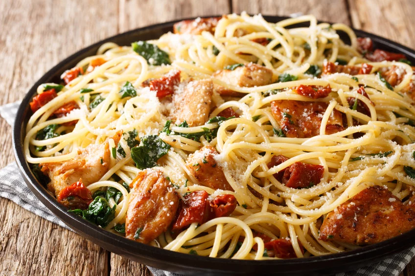 Spaghetti można jest z wołowiną, mięsem drobiowym czy wieprzownią