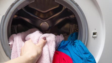 Domowy trik, dzięki któremu twoje pranie będzie suche w kilka chwil. Wystarczy, że zrobisz to