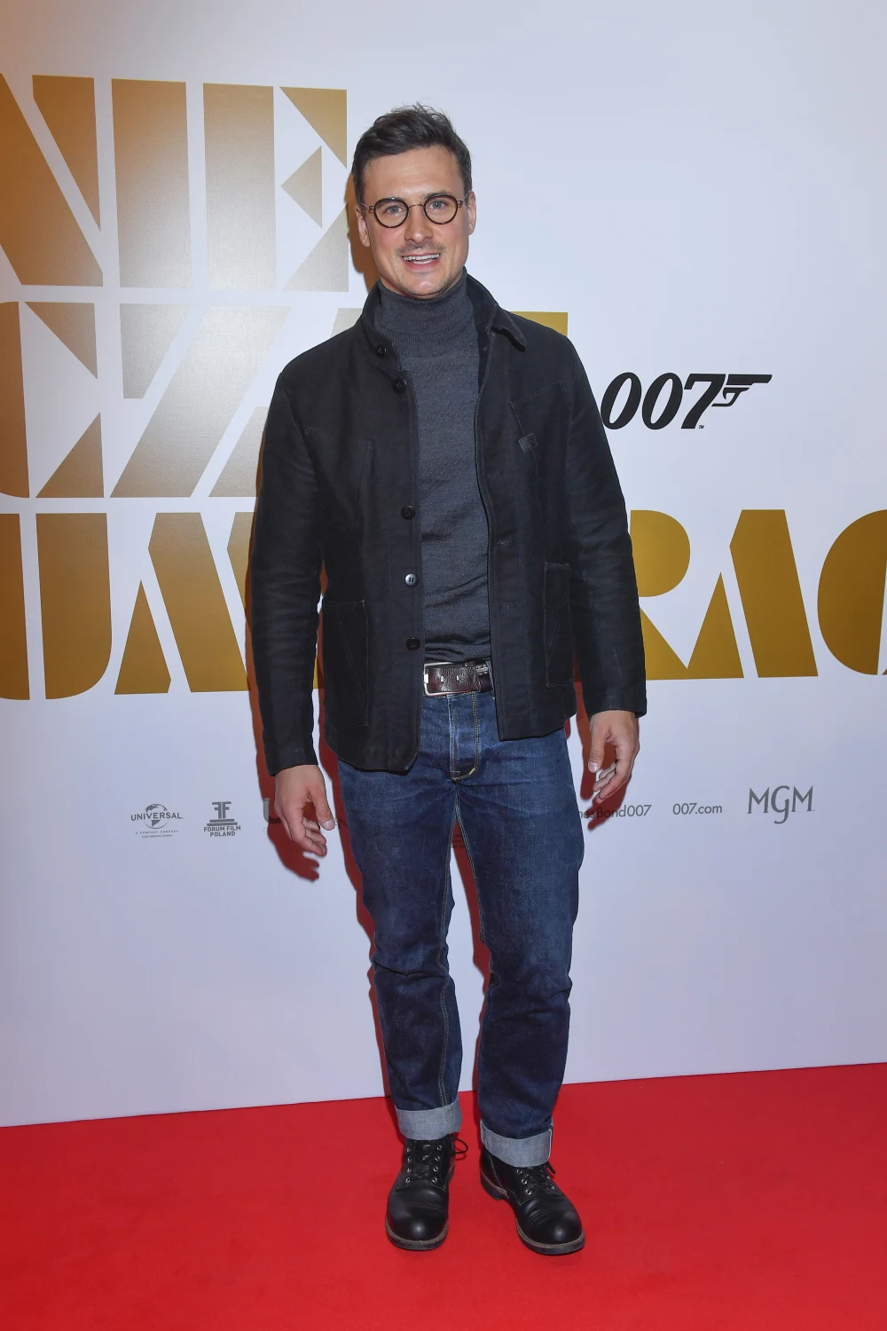 Mateusz Damięcki na polskiej premierze filmu "Nie czas umierać"