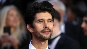 Ben Whishaw na premierze filmu "Nie czas umierać"