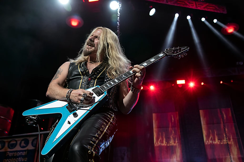 Richie Faulkner (Judas Priest) na koncercie w Charlotte w Północnej Karolinie, 13 września 2021 r. Richie Faulkner (Judas Priest) na koncercie w Charlotte w Północnej Karolinie, 13 września 2021 r.
