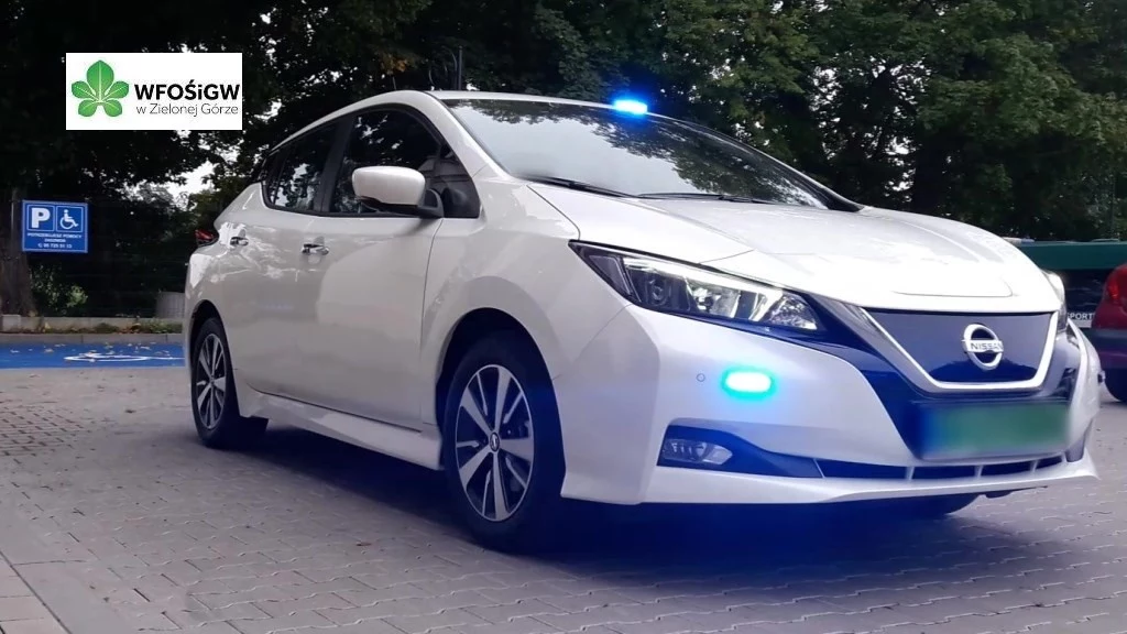 Nieoznakowany Nissan Leaf