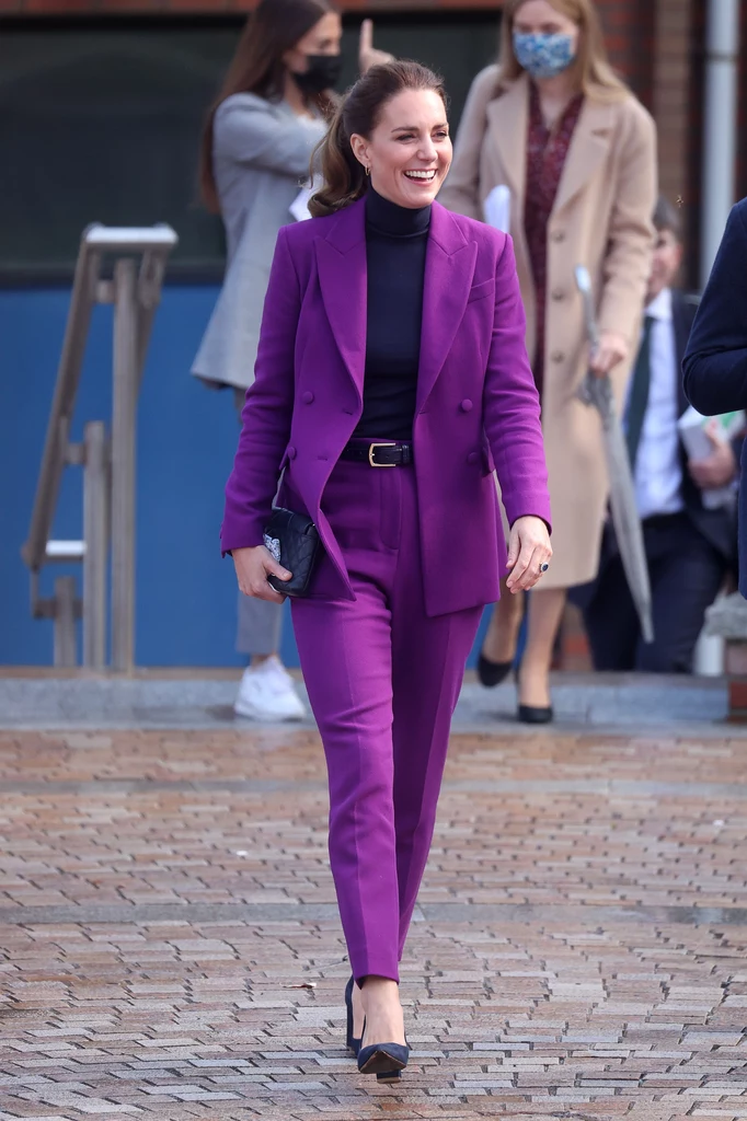 Księżna Kate wybrała garnitur w bardzo wyrazistym kolorze