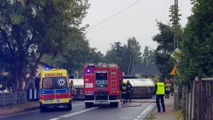 Z przewróconej cysterny wydobywa się substancja chemiczna (Źródło: Nasz Inowłódz - Wieści Gminne/fot. Robert Karbownik)