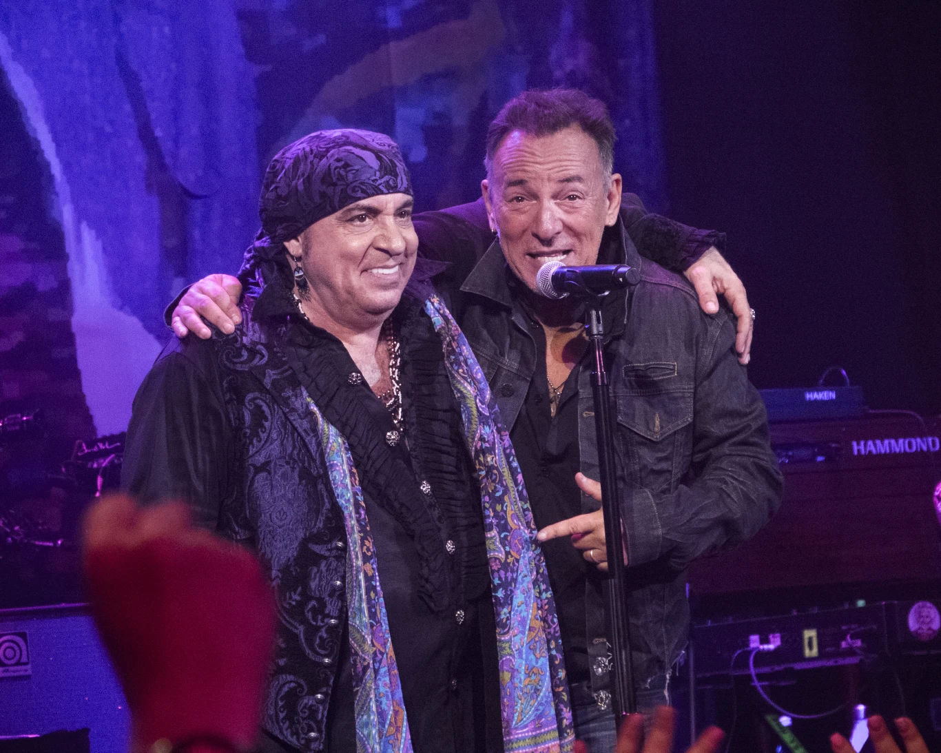 Steven van Zandt gra w E Street Band, który występuje z Bruce'em Springnsteenem od 1974 roku Steven van Zandt gra w E Street Band, który występuje z Bruce'em Springnsteenem od 1974 roku