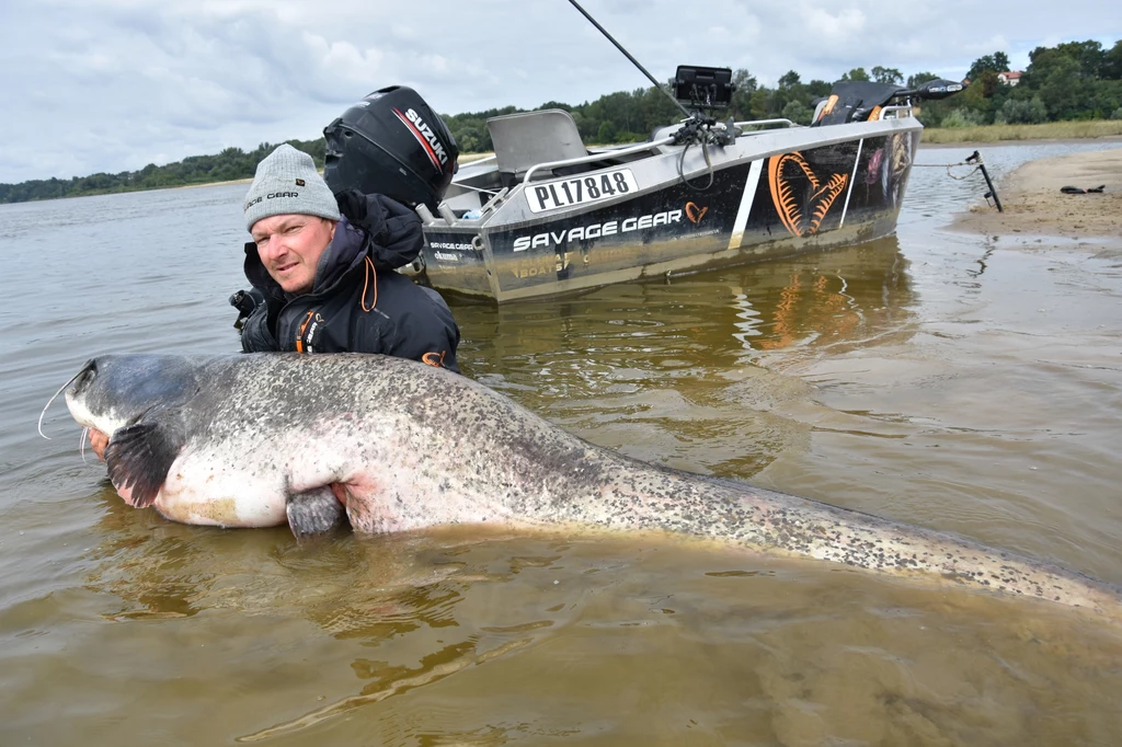 Po zmierzeniu okazało się, że ciało ryby ma długość 261 cm