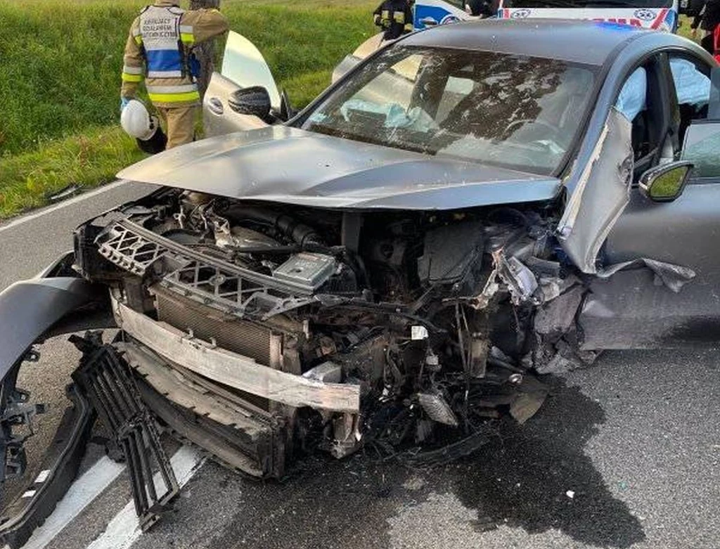 Mercedes po wypadku. Struktura kabiny nienaruszona, drzi otwarte bez problemów. fot. Ochotnicza Straż Pożarna w Barczewie 