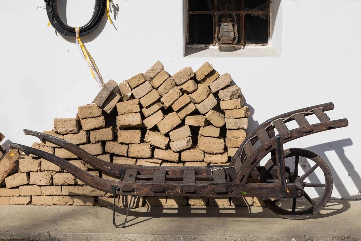 Skansen Příkazy koło Ołomuńca prezentuje architekturę ludową z przełomu XIX i XX wieku z regionu Hany na Morawach Środkowych. Centrum muzeum stanowią cztery prawie 200-letnie stodoły z wejściami w ścianach szczytowych. Skansen Příkazy koło Ołomuńca prezentuje architekturę ludową z przełomu XIX i XX wieku z regionu Hany na Morawach Środkowych. Centrum muzeum stanowią cztery prawie 200-letnie stodoły z wejściami w ścianach szczytowych.