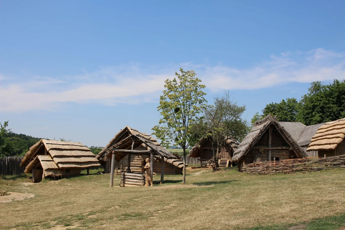 Tradycje ludowe i historię regionu Slovacko poznamy odwiedzając Centrum Tradycji Slovackich w miejscowości Modrá koło Velehradu. Znajdziemy tu Skansen Archeologiczny, wystawę botaniczną i podwodny tunel, w którym można obserwować ryby słodkowodne. W skansenie zapoznamy się między innymi z procesem powstawania tradycyjnych destylatów owocowych i historią winiarstwa w regionie, a także spróbujemy regionalnych produktów. Tradycje ludowe i historię regionu Slovacko poznamy odwiedzając Centrum Tradycji Slovackich w miejscowości Modrá koło Velehradu. Znajdziemy tu Skansen Archeologiczny, wystawę botaniczną i podwodny tunel, w którym można obserwować ryby słodkowodne. W skansenie zapoznamy się między innymi z procesem powstawania tradycyjnych destylatów owocowych i historią winiarstwa w regionie, a także spróbujemy regionalnych produktów.
