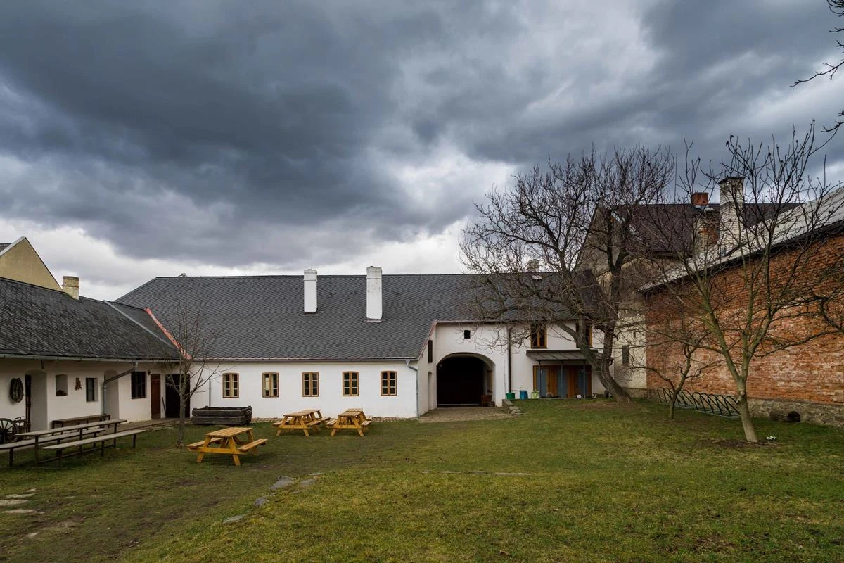 Wewnątrz zobaczymy dawne izby mieszkalne, ekspozycję poświęconą praniu i prasowaniu, zabawki dziecięce, a także maszyny i narzędzia rolnicze, między innymi młocarnie i silniki do ich napędzania oraz narzędzia z różnych warsztatów rzemieślniczych. Wewnątrz zobaczymy dawne izby mieszkalne, ekspozycję poświęconą praniu i prasowaniu, zabawki dziecięce, a także maszyny i narzędzia rolnicze, między innymi młocarnie i silniki do ich napędzania oraz narzędzia z różnych warsztatów rzemieślniczych.