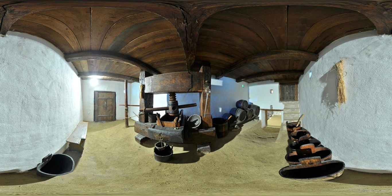 Miłośnikom folkloru morawskiego polecamy odwiedzić skansen w Strážnicy (około 30 km na południe od Uherskiego Hradišta). Dowiemy się tu, jak na Morawach świętowano Wielkanoc czy dożynki, zobaczymy bogato zdobione stroje ludowe, prasę do winogron i piwnice winne oraz zgłębimy tajniki tradycyjnej uprawy winorośli w prawdziwej winnicy. Miłośnikom folkloru morawskiego polecamy odwiedzić skansen w Strážnicy (około 30 km na południe od Uherskiego Hradišta). Dowiemy się tu, jak na Morawach świętowano Wielkanoc czy dożynki, zobaczymy bogato zdobione stroje ludowe, prasę do winogron i piwnice winne oraz zgłębimy tajniki tradycyjnej uprawy winorośli w prawdziwej winnicy.