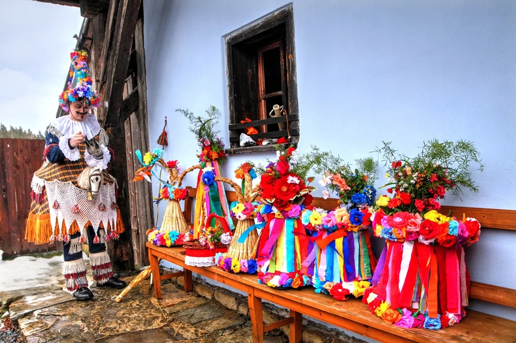 W skansenie na Wesołym Pagórku (czes. Vesely Kopec) w regionie Hlinecko (38 km na południe od Pardubic), oprócz rozległej ekspozycji architektury ludowej, zobaczymy wystawę masek karnawałowych. W skansenie na Wesołym Pagórku (czes. Vesely Kopec) w regionie Hlinecko (38 km na południe od Pardubic), oprócz rozległej ekspozycji architektury ludowej, zobaczymy wystawę masek karnawałowych.