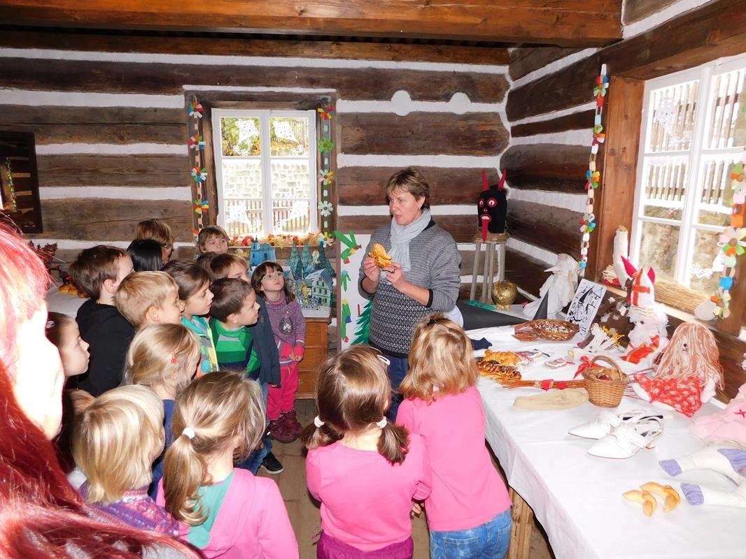 Najmłodszy skansen w Czechach (otwarty w 1988 roku) znajdziemy w miejscowości Zubrnice leżącej w malowniczym regionie Czeskiego Średniogórza, na północ od Pragi. Najmłodszy skansen w Czechach (otwarty w 1988 roku) znajdziemy w miejscowości Zubrnice leżącej w malowniczym regionie Czeskiego Średniogórza, na północ od Pragi.
