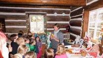 Najmłodszy skansen w Czechach (otwarty w 1988 roku) znajdziemy w miejscowości Zubrnice leżącej w malowniczym regionie Czeskiego Średniogórza, na północ od Pragi. 